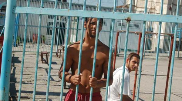 detinutii ieseni atenti nu numai la cartile de credit ci si la acelea de citit