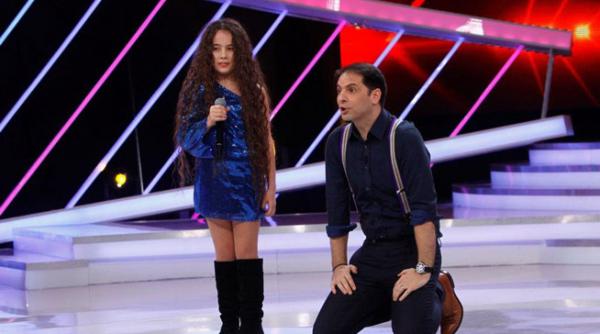 o fetita din ucraina este sustinuta la next star de manifestantii din piata independentei din kiev