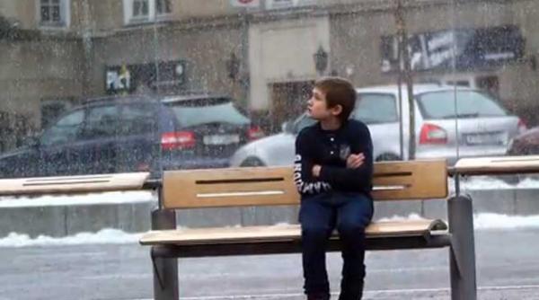 video ai dezbraca haina pentru un copil care tremura de frig in strada
