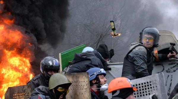 iadul de langa noi ucraina ca o prada 100 de morti la kiev fortele de ordine folosesc munitie reala occidentul incearca medierea dar cu gandul la sanctiuni