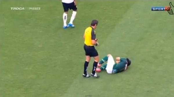 un arbitru a lovit cu capul un jucator vezi modul amuzant in care l a pus la pamant video