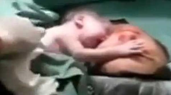 video o nou nascuta nu vrea in ruptul capului sa fie luata de langa mama ei