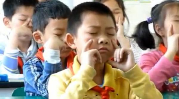 socant elevii chinezi tintuiti in pupitre ce dispozitive au inventat autoritatile pentru a le proteja vederea video