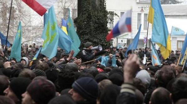 tensiunile escaladeaza in crimeea guvernul si parlamentul ocupate de persoane inarmate