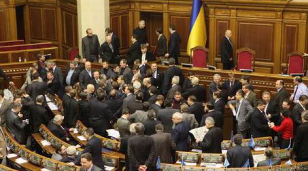 rada suprema desfiinteaza privilegiile parlamentarilor dar mentine imunitatea
