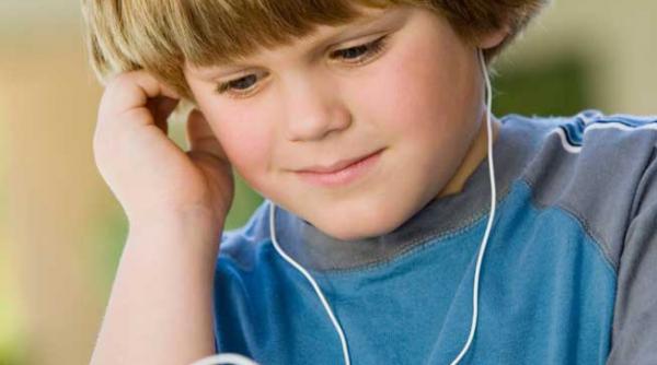 copiii mici cu casti mari si auz slab in lume 360 de milioane de persoane au o deficienta de auz