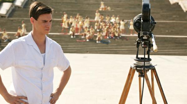 nae caranfil mai aproape de luna cu inca un film