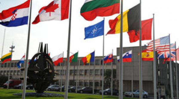 nato anunta revizuirea cooperarii sale cu rusia