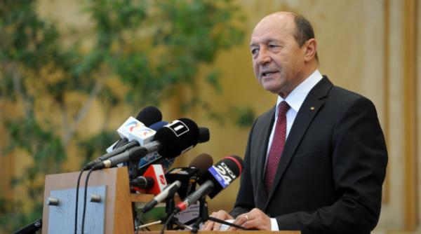 basescu i am cerut in mod expres premierului ucrainean iateniuk sa anuleze legea privind limbile minoritatilor