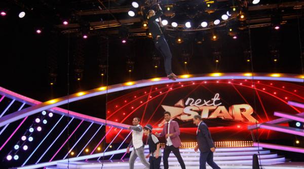 negru tras pe sfoara la propriu de catre juratii next star