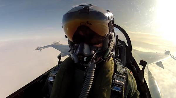scena epica la bordul unui f 16 ce face un pilot danez aflat la man a unui avion de lupta intrece orice imagina ie video