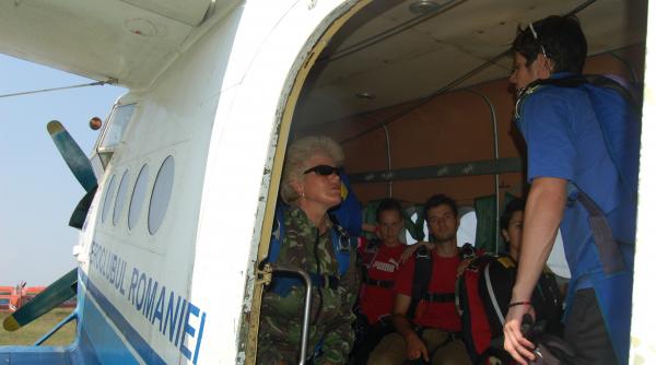 a sarit dintr un mileniu in altul valerica popescu danseaza pe cupola cerului ea se descurca mai bine in vazduh decat pe pamant