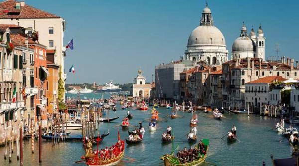 dragostea pluteste in aer intinde mana daca vrei s o atingi