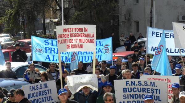 sindicalistii din metalurgie picheteaza curtea constitutionala ei cer mai multe modificari legislative