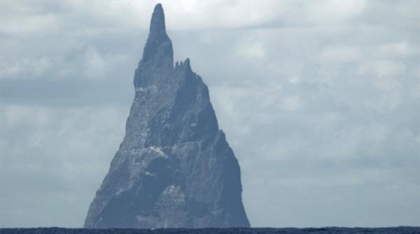 piramida lui ball insula care strapunge cerul galerie foto