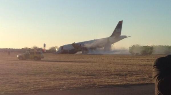 un avion us airways cu 154 de oameni la bord a ratat decolarea dupa ce i a explodat o roata vezi imagini