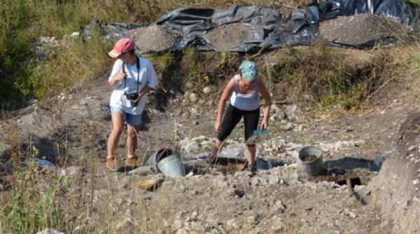un vas de epoca romana descoperit de un satean iesit la arat in comuna hunedoreana rau de mori