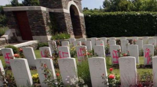 ungaria un cimitir evreiesc a fost profanat cu desene reprezentand simboluri naziste