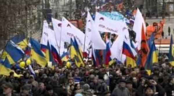 rusii au iesit cu miile pe strazile moscovei pentru a demonstra pentru si impotriva politicilor lui putin in ucraina