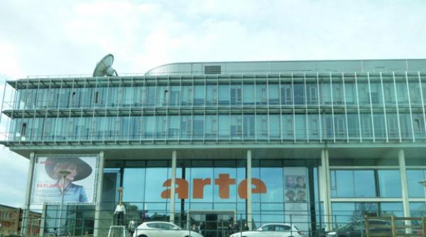 cum reuseste sa dezbine un documentar arte presa germana in pro si contra gurlitt