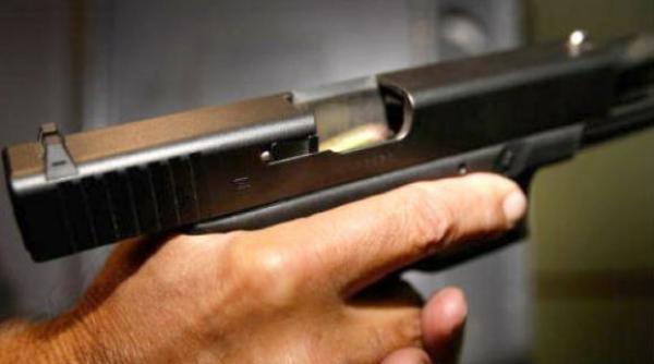 impuscaturi in targoviste doua masini au fost lovite de 20 de gloante