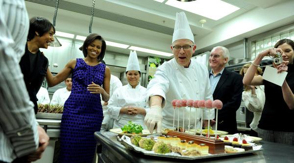 prima doamna a americii l a alungat pe patiserul casei albe membru al comunita ii gay acesta se muta la new york cu so ul sau