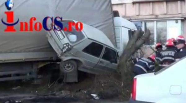 un tir a intrat intr un bloc de locuinte la resita video