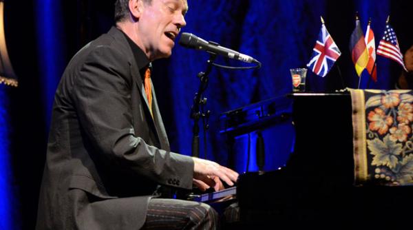 la vara dr house canta la romexpo