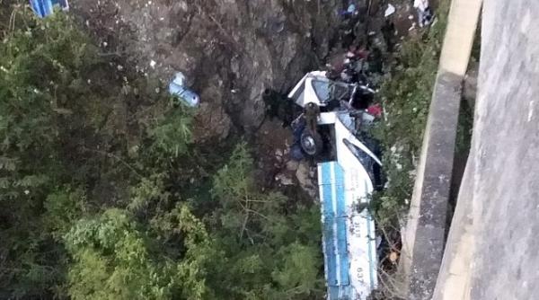 accident oribil in thailanda un autocar a cazut 150 de metri intr o prapastie cel putin 27 de persoane au murit