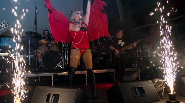 aura a aratat ce inseamna sa fii rock chick