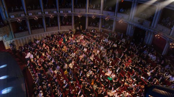 iar premiul merge la