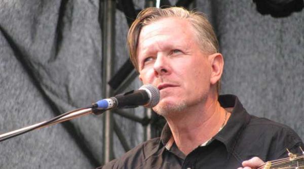 liderul grupului swans recital solo in control