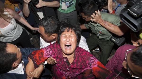 rudele victimelor zborului mh370 protest la ambasada malaysiei de la beijing guvernul malaysian este un mincinos