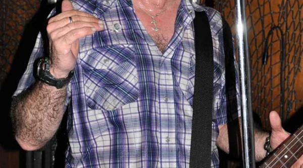 concert mike watt in control