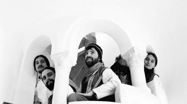 un nou proiect al grupului trei parale cu sonoritati din vechea lume taraneasca