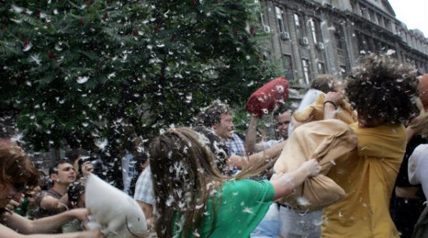 bucurestiul sarbatoreste ziua internationala a bataii cu perne pe 5 aprilie in piata universitatii