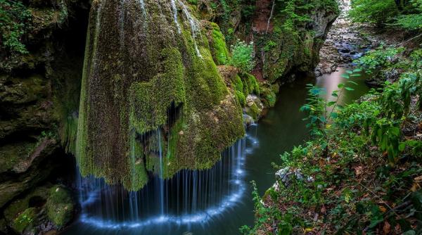 imagini cu o cascada din romania viral pe internet huffington post un loc desprins din poveste video