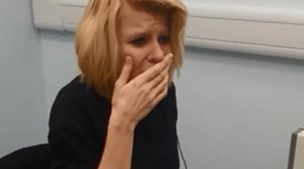 sunt in stare de soc este extrem de ciudat o femeie surda i oarba aude pentru prima data dupa 39 de ani vezi reactia incredibila video