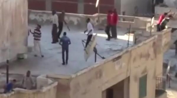 condamnati la moarte dupa ce au aruncat de pe acoperis doi tineri pentru ca nu tineau cu presedintele video