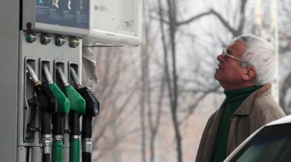 carburantii se scumpesc cu circa 40 de bani pe litru de la 1 aprilie dupa aplicarea accizei