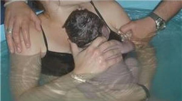 nasterea sub apa o metoda relaxanta pentru mama dar nesigura pentru bebelus