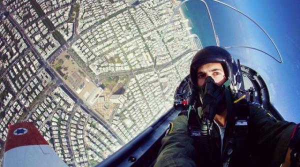 un selfie prea frumos pentru a fi cenzurat chiar si de fortele aerine israeliene