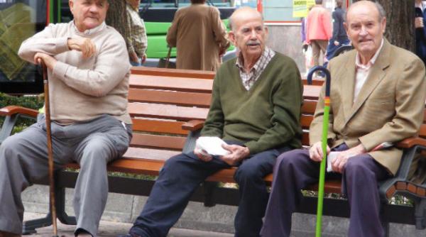 vesti bune pentru varstnici postasul aduce pensia inainte de pasti