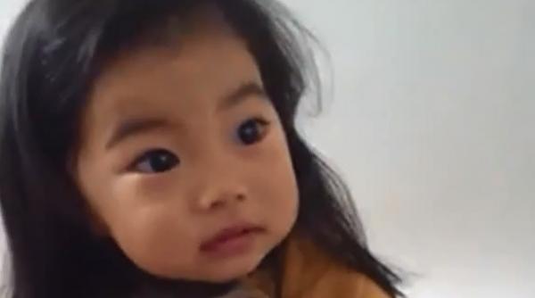 a devenit peste noapte star pe internet reac ia unei feti e din coreea de sud cand mama ei o inva a sa spuna nu strainilor video