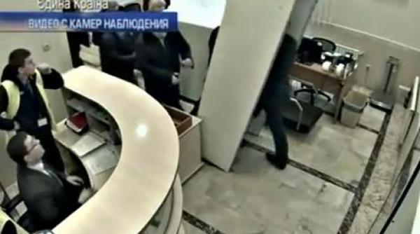 imagini socante fuga disperata a oficialilor ucraineni dupa destituirea lui ianukovici video aeroport