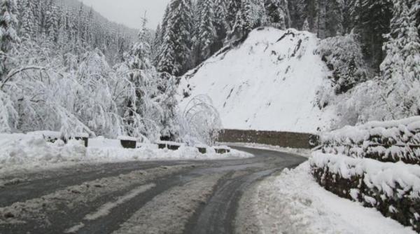trafic in conditii de iarna pe dn7a in zona voineasa vidra obarsia lotrului