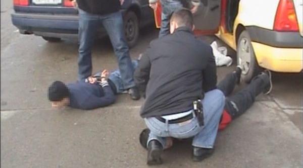 membrii unei gruparii care distribuiau droguri in licee si campusuri universitare din bacau arestati preventiv