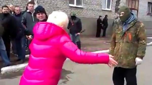 politia ucraineana sustine ca militanti prorusi au capturat sute de arme