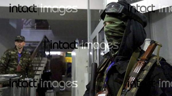 breaking news trupele de securitate din ucraina trimise impotriva activistilor pro rusi inarmati