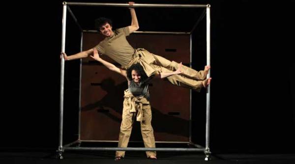 dupa bau bau au venit parasutistii